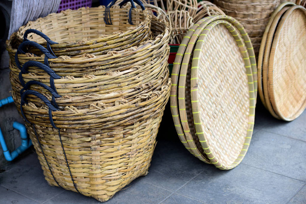 Плетеный рынок Ротанга basket.Rathan или бамбук ручной работы из натуральной соломы basket.Basket плетеной тайской ручной работы. это шерстяная текстура для фона и обозначения традиционной тайской шерстяной текстуры
 - Фото, изображение