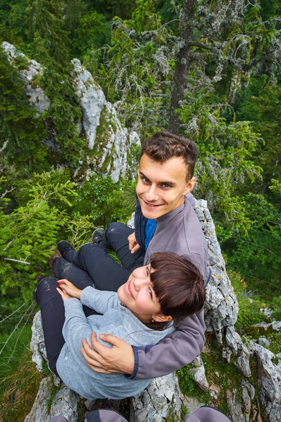 Young couple hiking in scenic green highlands  - Foto, afbeelding