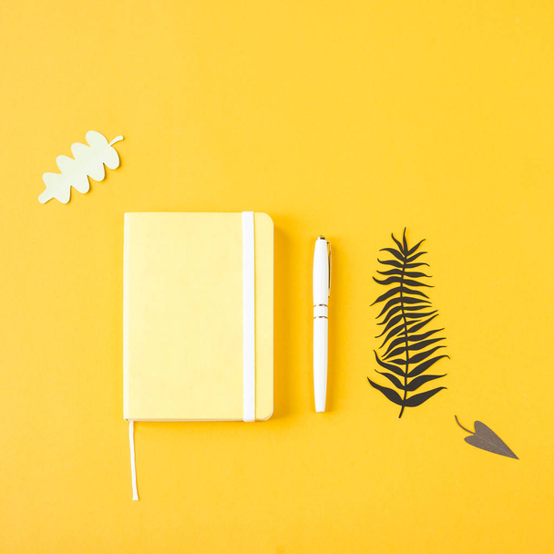 Sárga minimalista Jegyzettömb bejegyzések sárga háttéren. Tervezés, a naplót, az idő menedzsment koncepciója. Felülnézet, lapos laikus - Fotó, kép