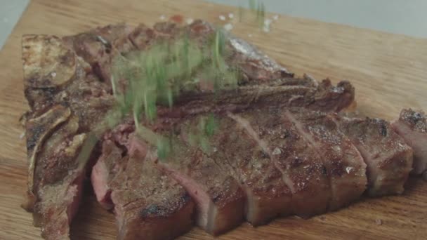 A közepes ritka steak vízszintes pan. - Felvétel, videó