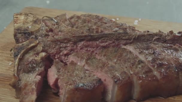Nahaufnahme eines saftigen Steaks - Filmmaterial, Video