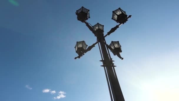 Classic Older Lamp y Blue Sky. Old Fashioned Street Light against a Blue Sky (en inglés). Luces de calle de estilo vintage por el día. Filmación
 - Imágenes, Vídeo