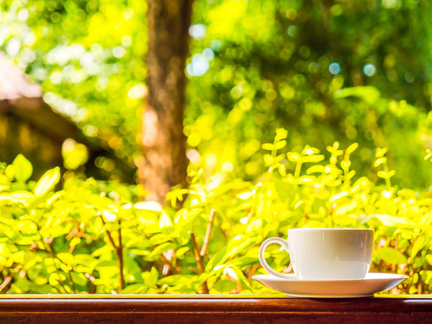 Açık veranda güzel doğa manzaralı ve beyaz kahve fincanı relax için - Fotoğraf, Görsel