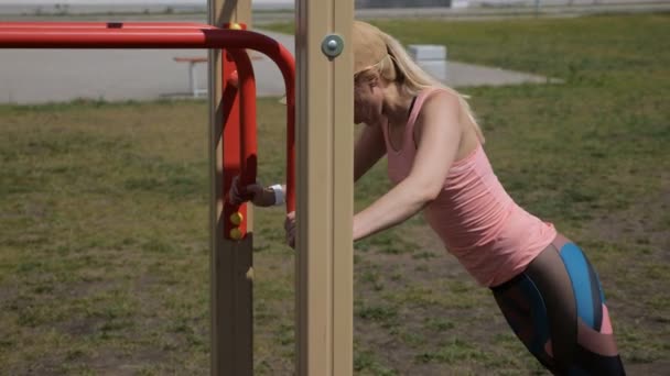 Fitness žena dělá kliky během venkovní cross trénink. - Záběry, video