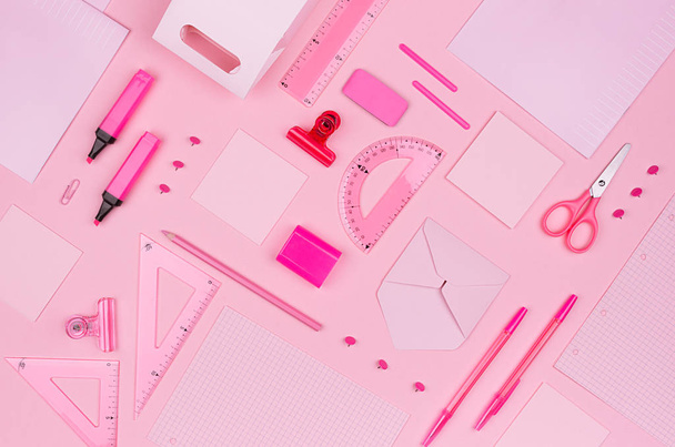 Koncepcja sztuki pracy dla projektantów - różowy kolor akcesoria biurowe na miękkie światło różowy tło, widok z góry, wzór. - Zdjęcie, obraz