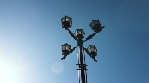 Classic Older Lamp y Blue Sky. Old Fashioned Street Light against a Blue Sky (en inglés). Luces de calle de estilo vintage por el día. Filmación
 - Imágenes, Vídeo