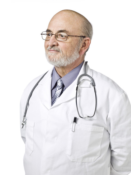un médico varón con estetoscopio mirando hacia un lado
 - Foto, Imagen