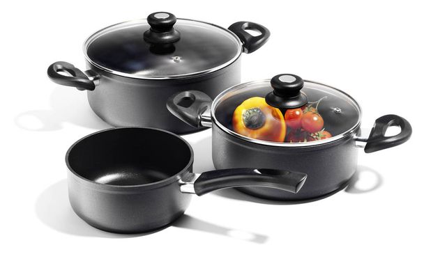ollas y sartén de aluminio negro, utensilios de cocina aislados
 - Foto, imagen