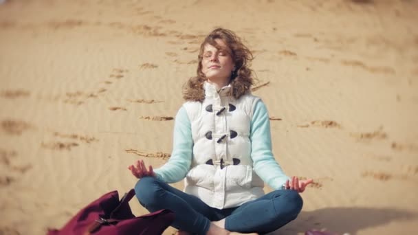 Frau in Lotus-Yoga-Pose im Sand am Wasser - Filmmaterial, Video