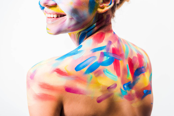 imagen recortada de chica sonriente con colorido arte corporal brillante aislado en blanco
  - Foto, Imagen