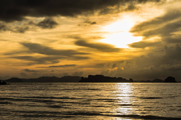 Коричневый закат на пляже Ао Нанг, Обиби, Таиланд
 - Фото, изображение