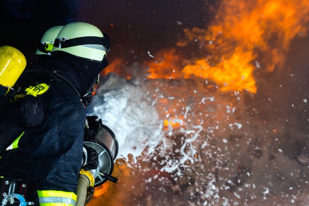 İtfaiyeci - büyük bir yangın söndürme itfaiye - Fotoğraf, Görsel