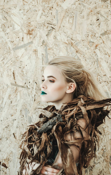 Модный портрет молодой женщины с зелеными губами
 - Фото, изображение