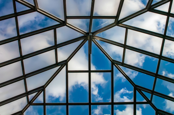 gökyüzü ile çatı çatı penceresi - Fotoğraf, Görsel