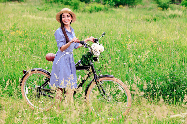 Mujer bonita motorista en un campo de verano
 - Foto, imagen