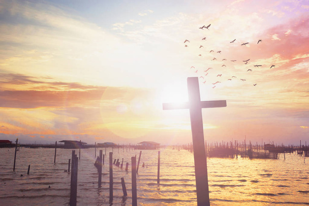 曇った日没の背景に十字架 - 写真・画像
