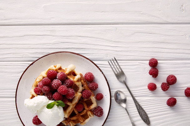 deliciosos gofres belgas con frambuesas y helado sobre mesa de madera blanca
 - Foto, Imagen