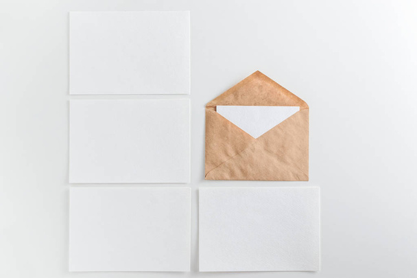 Cartes blanches vierges et enveloppe sur fond blanc
 - Photo, image