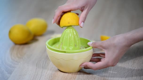 Női kéz a konyhában szorongatta a citrom. - Felvétel, videó