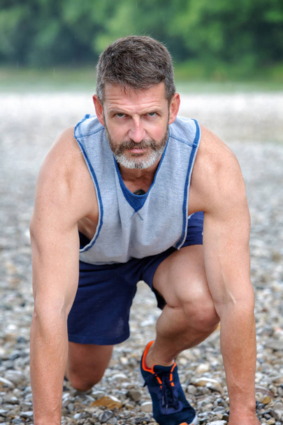 hezký vousatý sportovec se chystá začít běžet - Fotografie, Obrázek