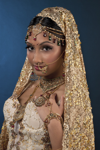 attractive indian bride looking at camera - Foto, immagini