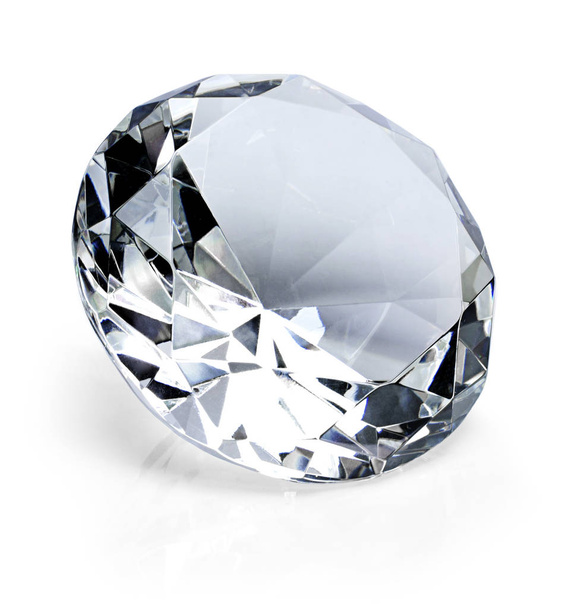 Hermoso diamante brillante, aislado sobre fondo blanco. Diamante transparente o transparente, primer plano
. - Foto, Imagen