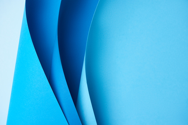 Nahaufnahme von kreativen farbigen blauen abstrakten Papierhintergrund     - Foto, Bild