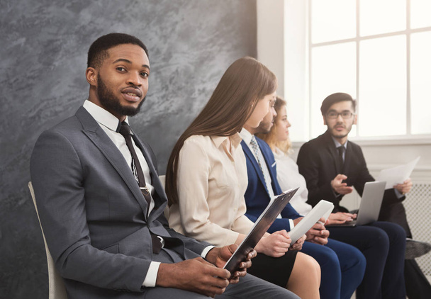 Personnes multiraciales en attente de préparation à un entretien d'embauche
 - Photo, image