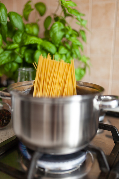 Cooking spaghetti in a pot - Foto, afbeelding