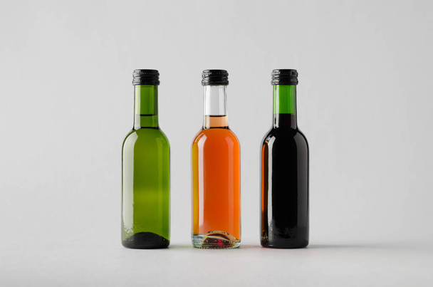 Şarap çeyrek / Mini Mock-Up-üç şişe şişe - Fotoğraf, Görsel