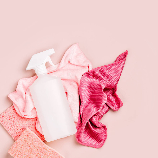 Detergenty i akcesoria do czyszczenia w kolorze różowym. Koncepcja usługi sprzątania. Płaskie położenie, widok z góry. - Zdjęcie, obraz