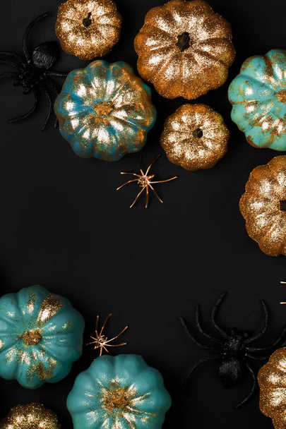 光沢のあるゴールドとクモとカボチャを青。ハロウィーンのデコレーション。トレンディな休日の概念. - 写真・画像
