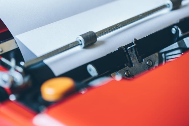 Folha de papel em branco inserida na máquina de escrever
 - Foto, Imagem