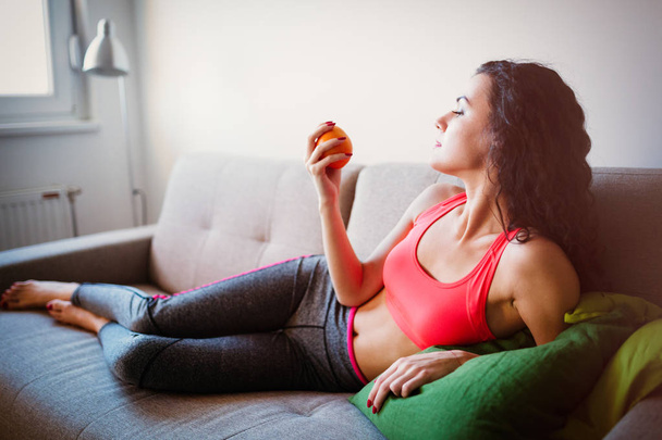 Fitness jovem mulher comer alimentos saudáveis após o treino
 - Foto, Imagem