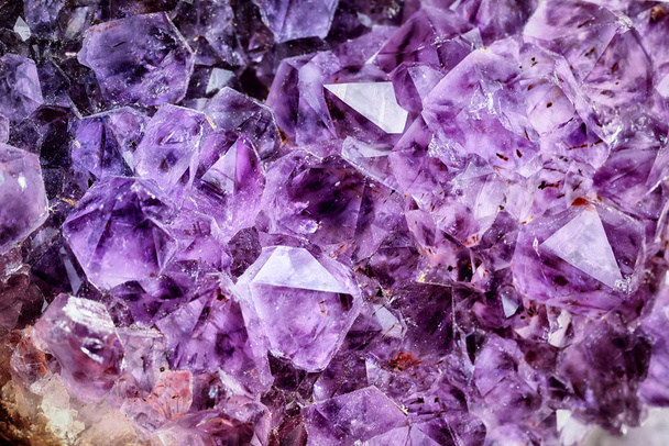 Heldere Violette patroon tot natuurlijke Amethyst - Foto, afbeelding