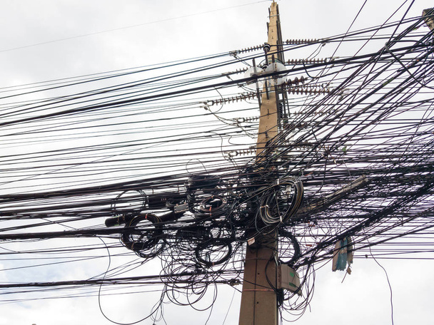 Le fil électrique et les câbles de communication sont enchevêtrés
 - Photo, image
