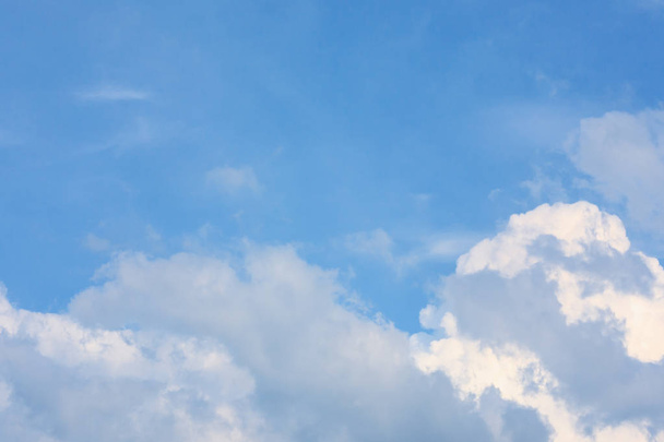 Nube esponjosa contra el fondo azul del cielo para el concepto de verano y naturaleza
 - Foto, Imagen