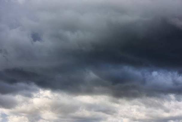 Yağışlı sezon ve doğa kavramı için karanlık gökyüzü arka plan üzerinde fırtınalı bulutlar - Fotoğraf, Görsel