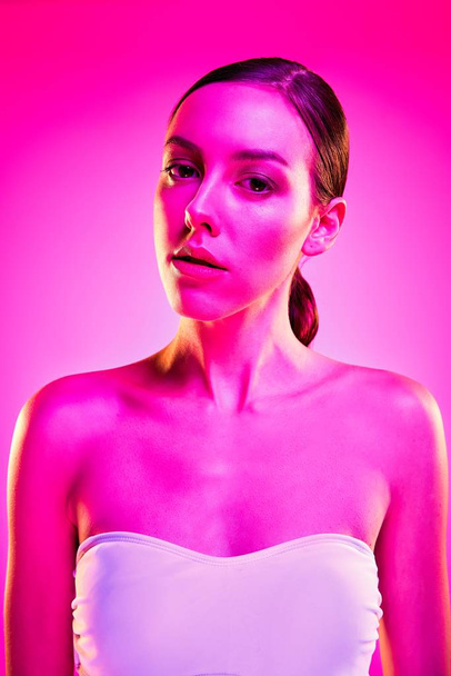 ゴージャスな若い女性のピンクのトーン ショット     - 写真・画像