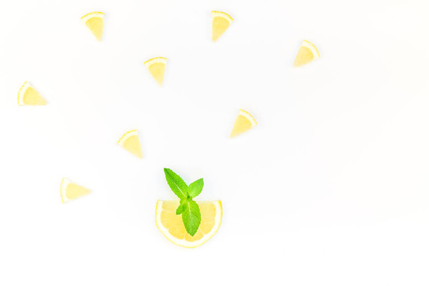 Kreativní flatlay režijní top citrus citronové řezy zobrazit a máta byliny listů tabulky bílé pozadí s copyspace. Horké letní osvěžení limonádu koncept. Nápojové ingredience uspořádány - Fotografie, Obrázek