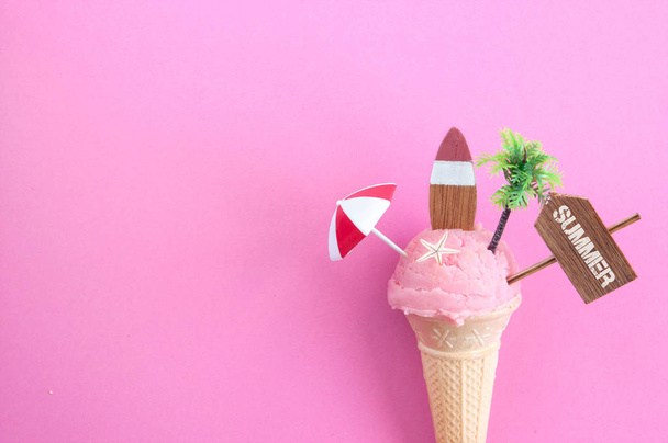 Strawberry icecream with beach sign, parasol, surfboard and pine tree - Фото, изображение
