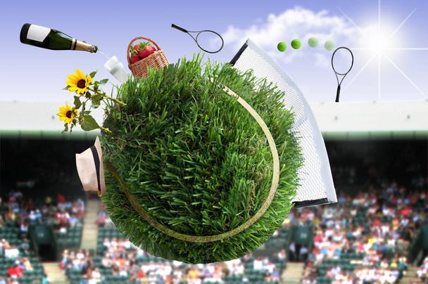 Tenisový míč vyrobený z trávy s net a hra a davy lidí na pozadí - Fotografie, Obrázek