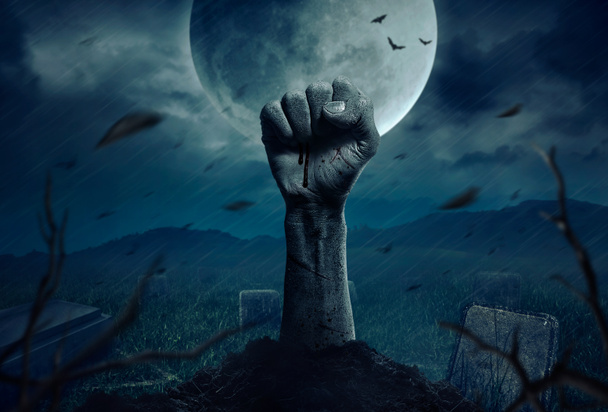 Zombie kädet nousevat pimeässä Halloween yö
. - Valokuva, kuva