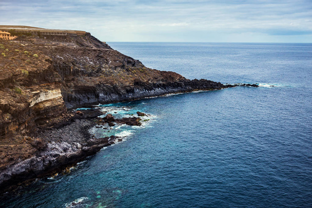 Τενερίφη, Κανάριοι Νήσοι, Ισπανία - θέα στην όμορφη ακτή Ατλαντικός Ωκεανός με βράχους και πέτρες - Φωτογραφία, εικόνα