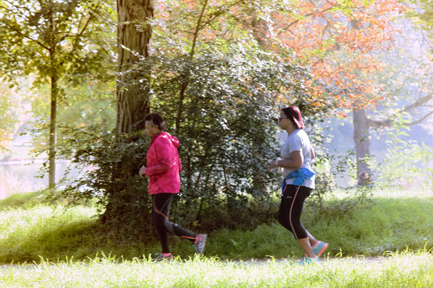 paris, france - 23. September 2017: von einer älteren afrikanisch-amerikanischen Frau im Park geführt. Figur und Gesundheit erhalten, morgens joggen, morgens joggen - Foto, Bild