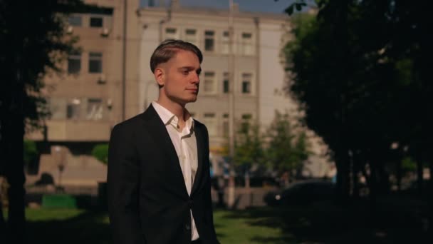 Young office worker goes outdoors - Footage, Video