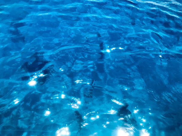 Υφή όμορφη μπλε θάλασσα-διαφανή διαφανή υγρό-είδη κιγκαλερίας, λαμπερό θαλασσινό νερό, θάλασσα, ωκεανός, φόντο της επιφάνειας θάλασσας. - Φωτογραφία, εικόνα