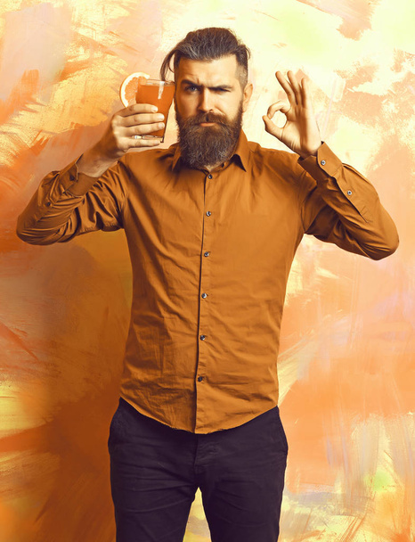 Brutal caucasian hipster holding tropical alcoholic fresh cocktail - Foto, immagini