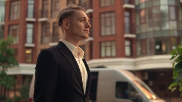eleganter Geschäftsmann spaziert durch die Straße - Filmmaterial, Video