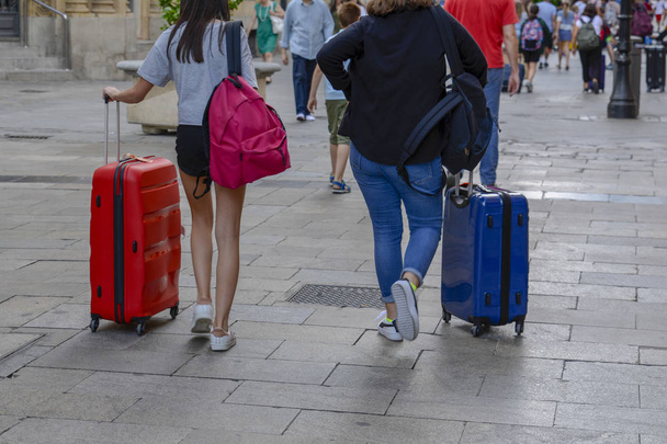  Salamanca, Hiszpania, 2018:tourists lipca ulicą z walizka w miasto europejskie, Turystyka w Europie - Zdjęcie, obraz